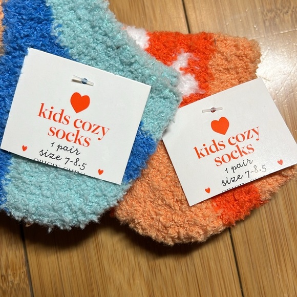 NWT NEW 2 pairs of Girls Kids Cozy Socks size 7-8.5 Styles Sweat Treats & Hearts - Picture 3 of 3